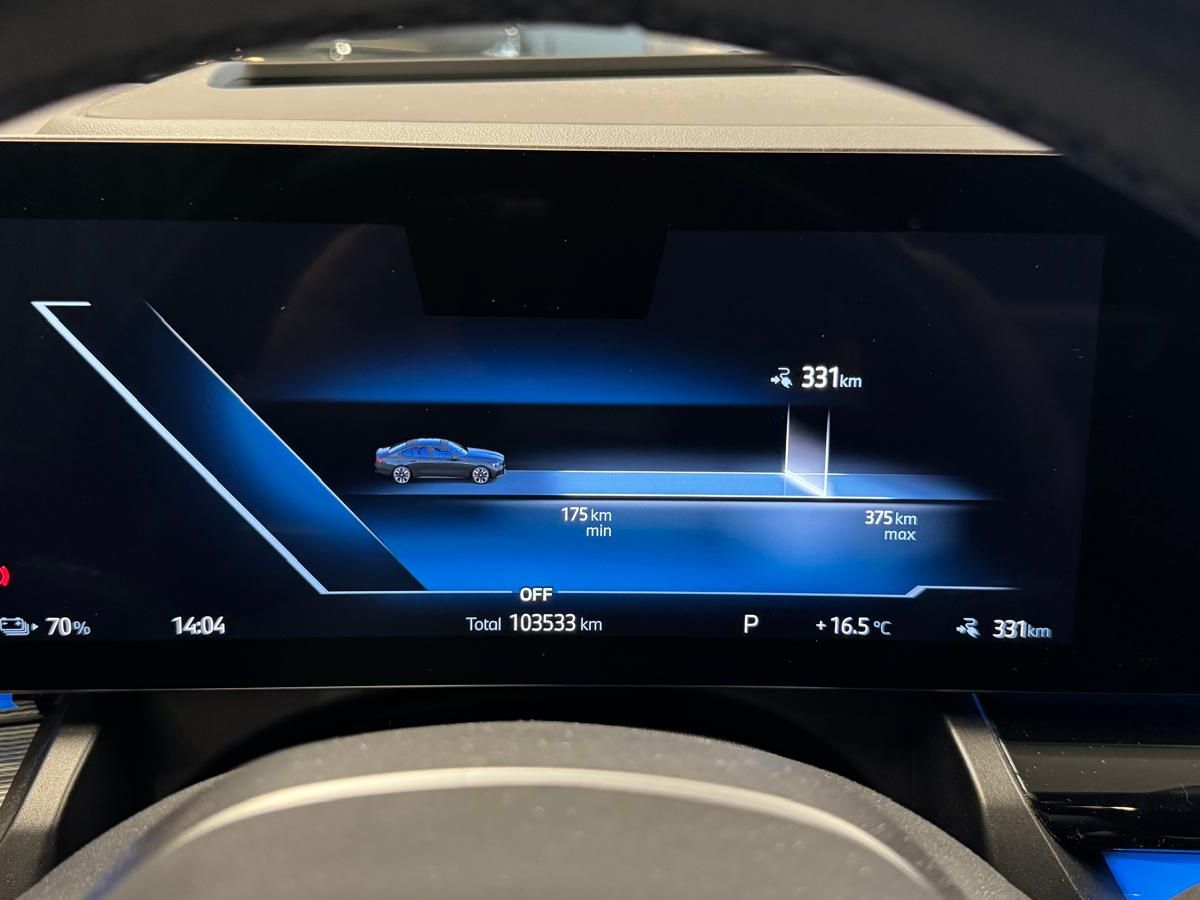 BMW i5 elektroauto uzlāde
