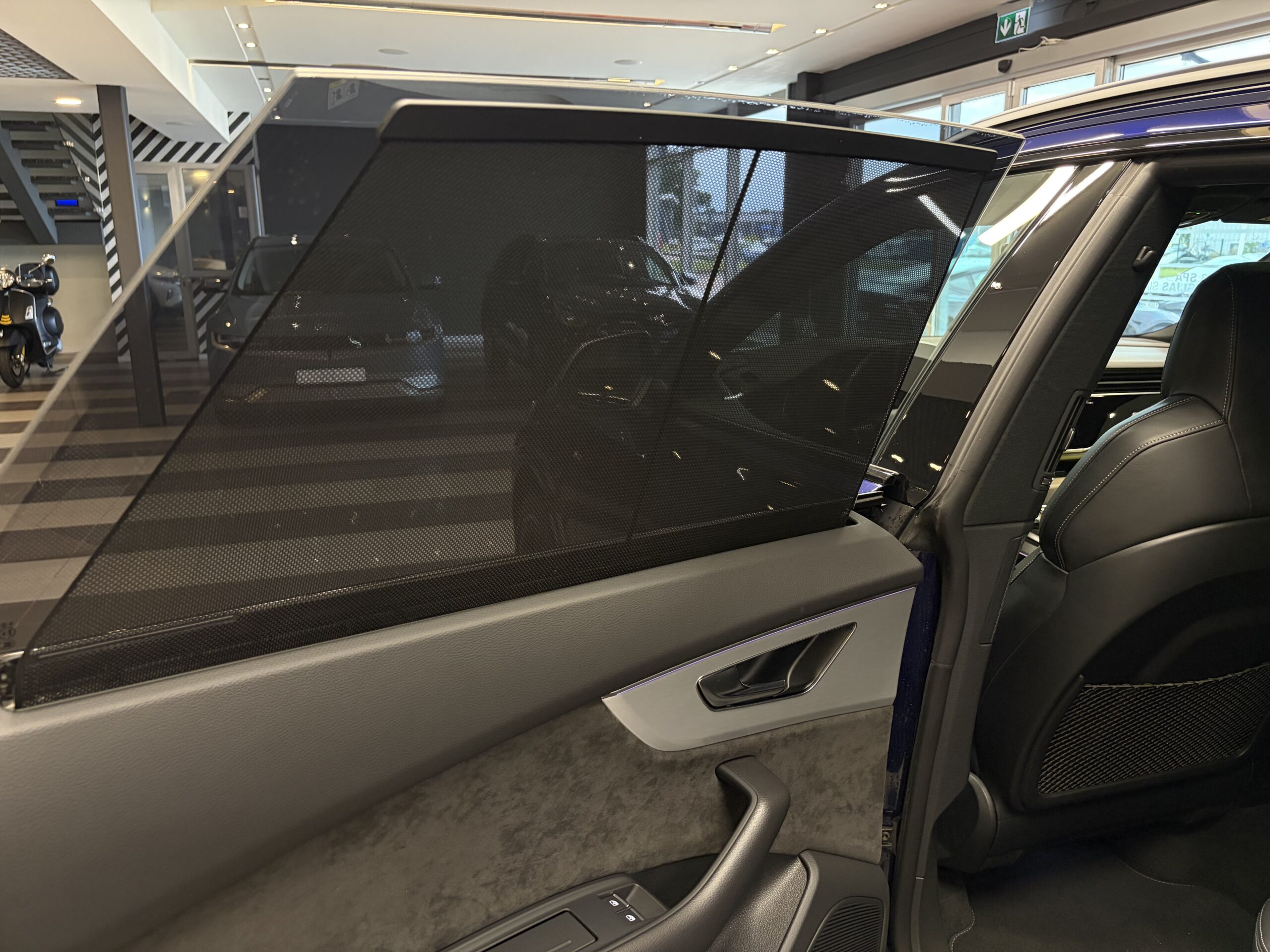 Car image 32