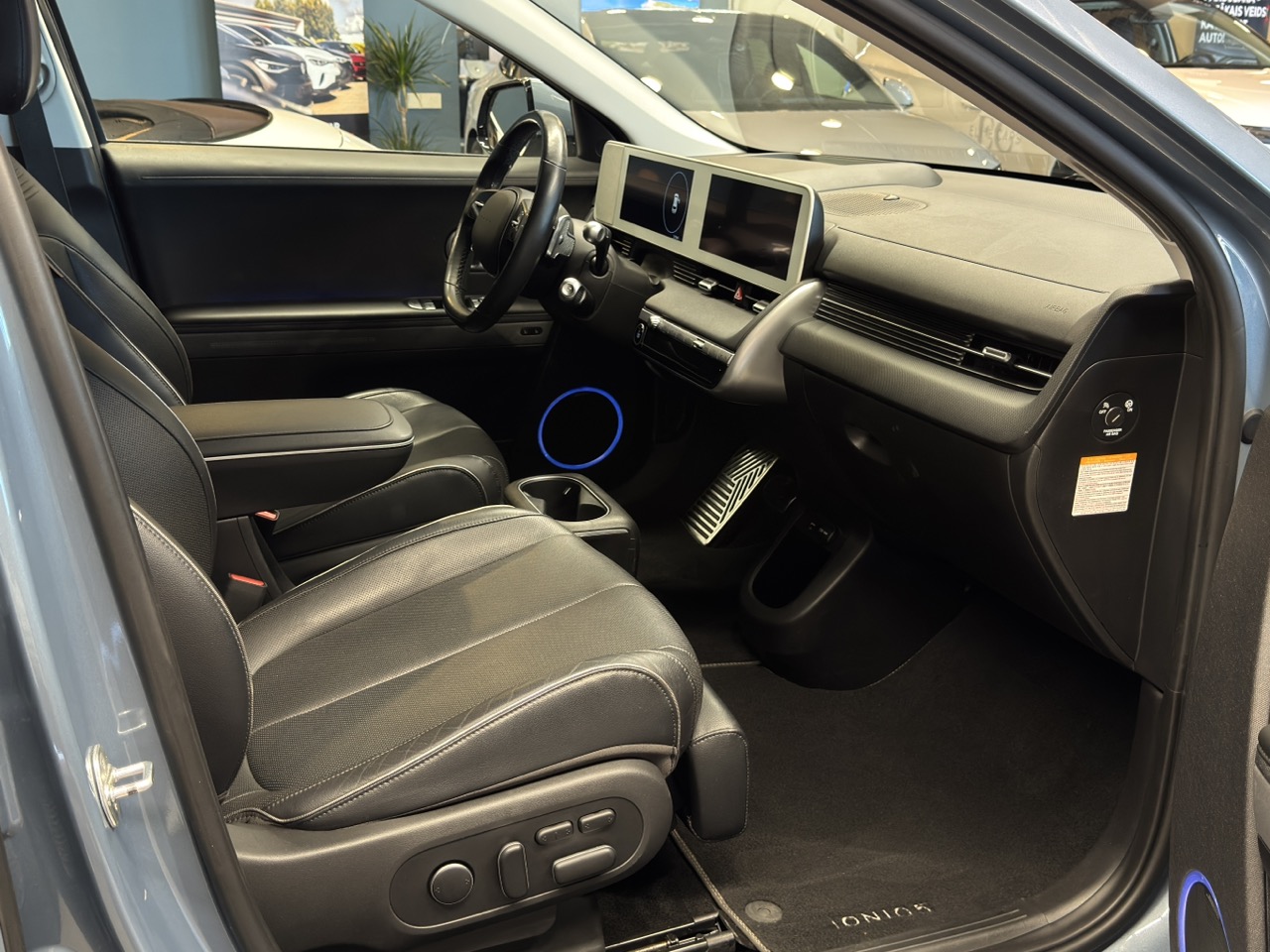 Car image 13