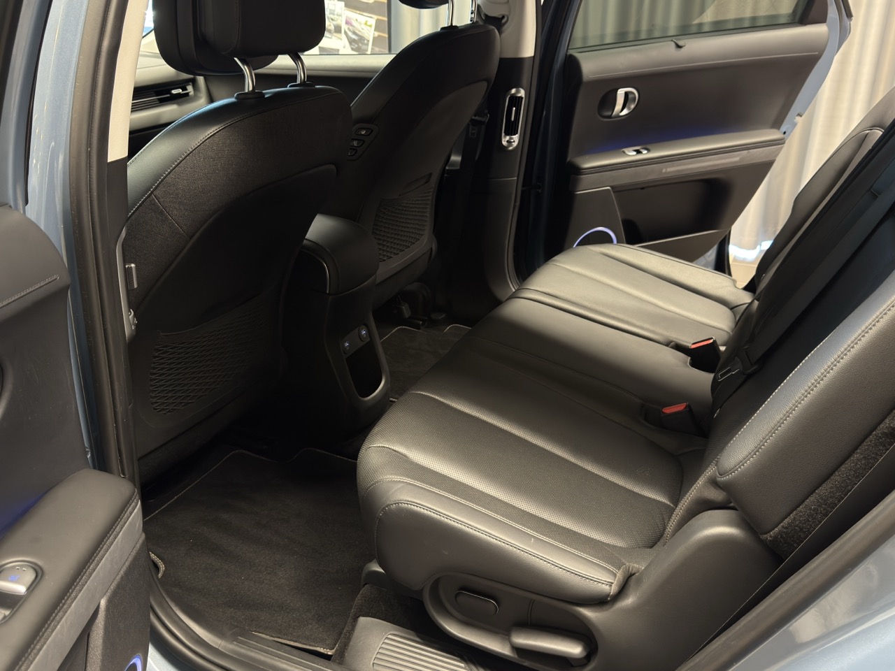 Car image 30