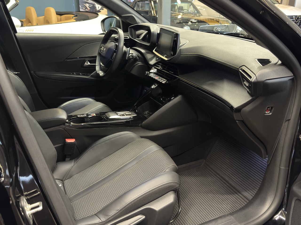 Car image 10