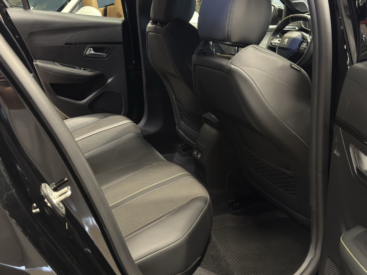 Car image 26