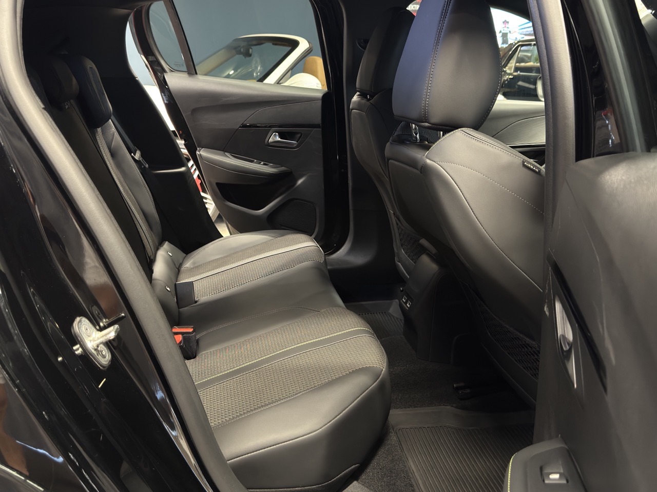 Car image 27