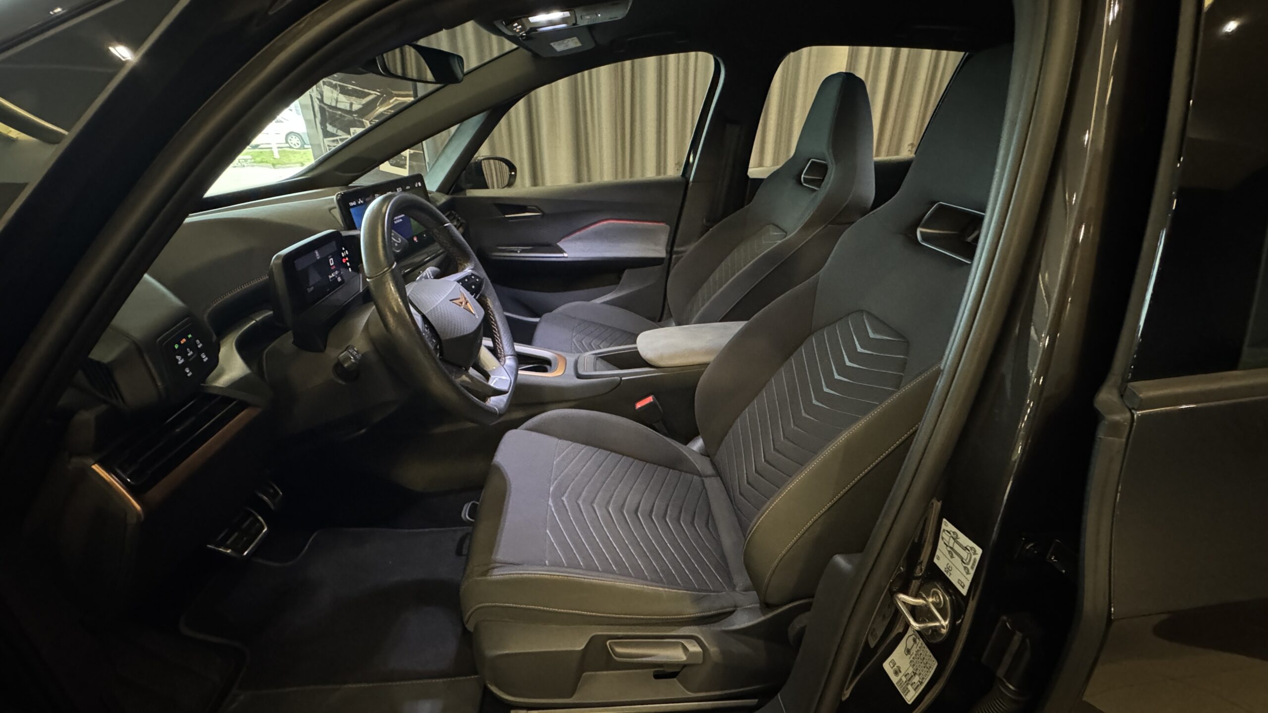Car image 14