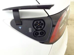 Tesla Model Y elektroauto uzlāde