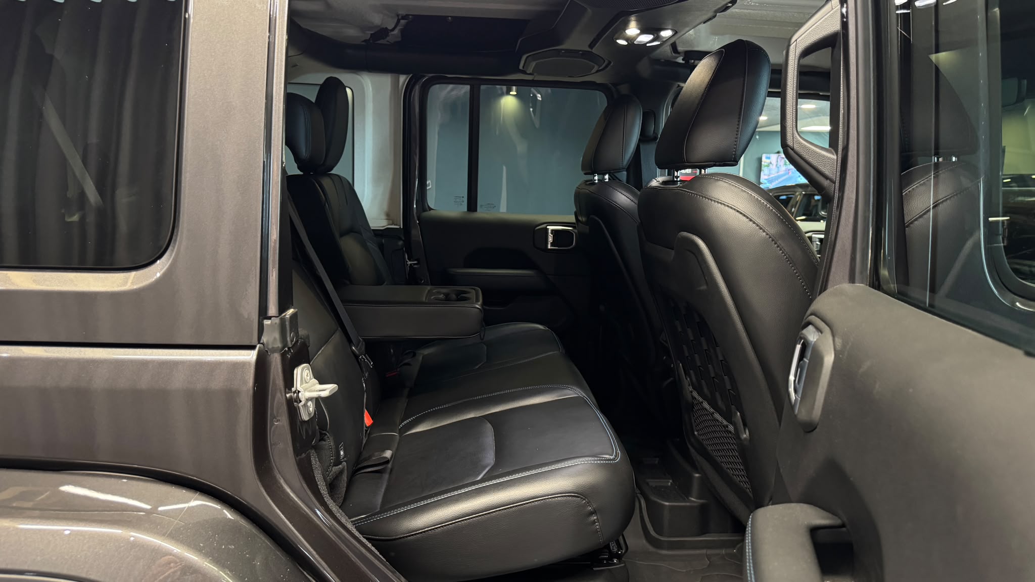 Car image 19