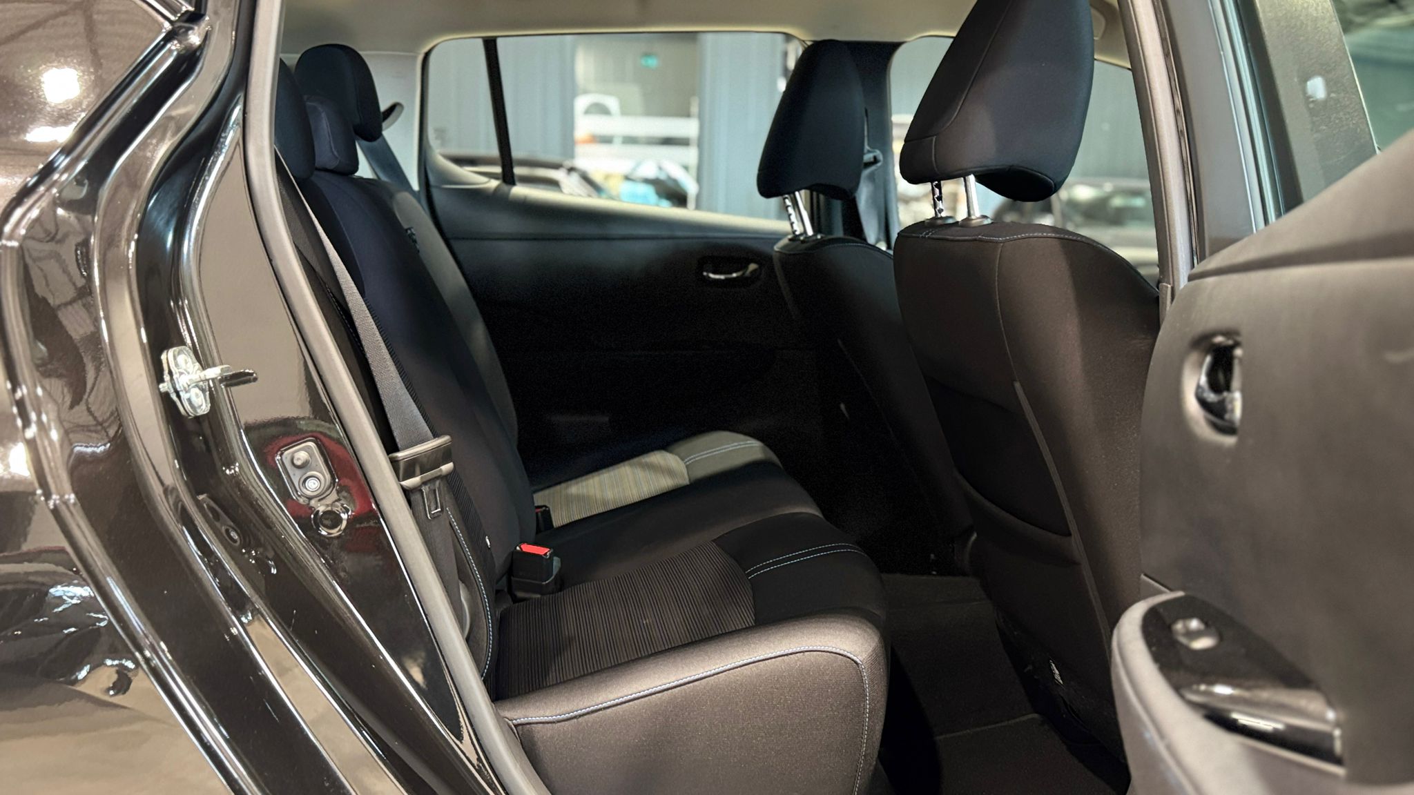 Car image 18