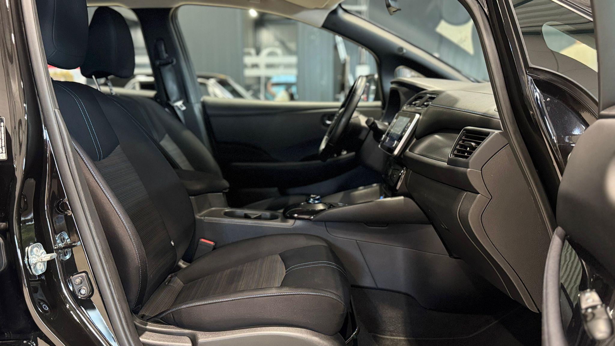 Car image 17