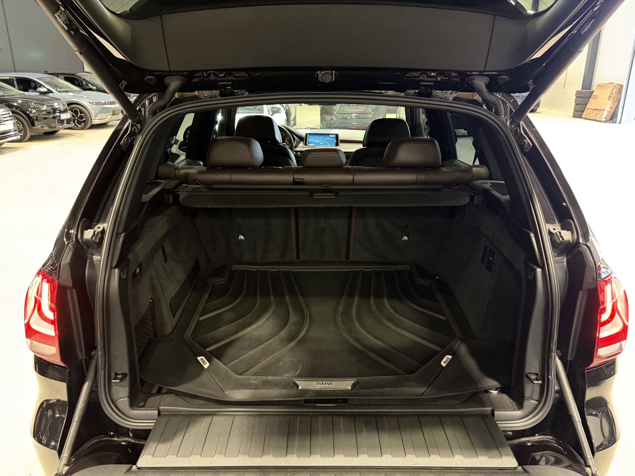 Car image 25