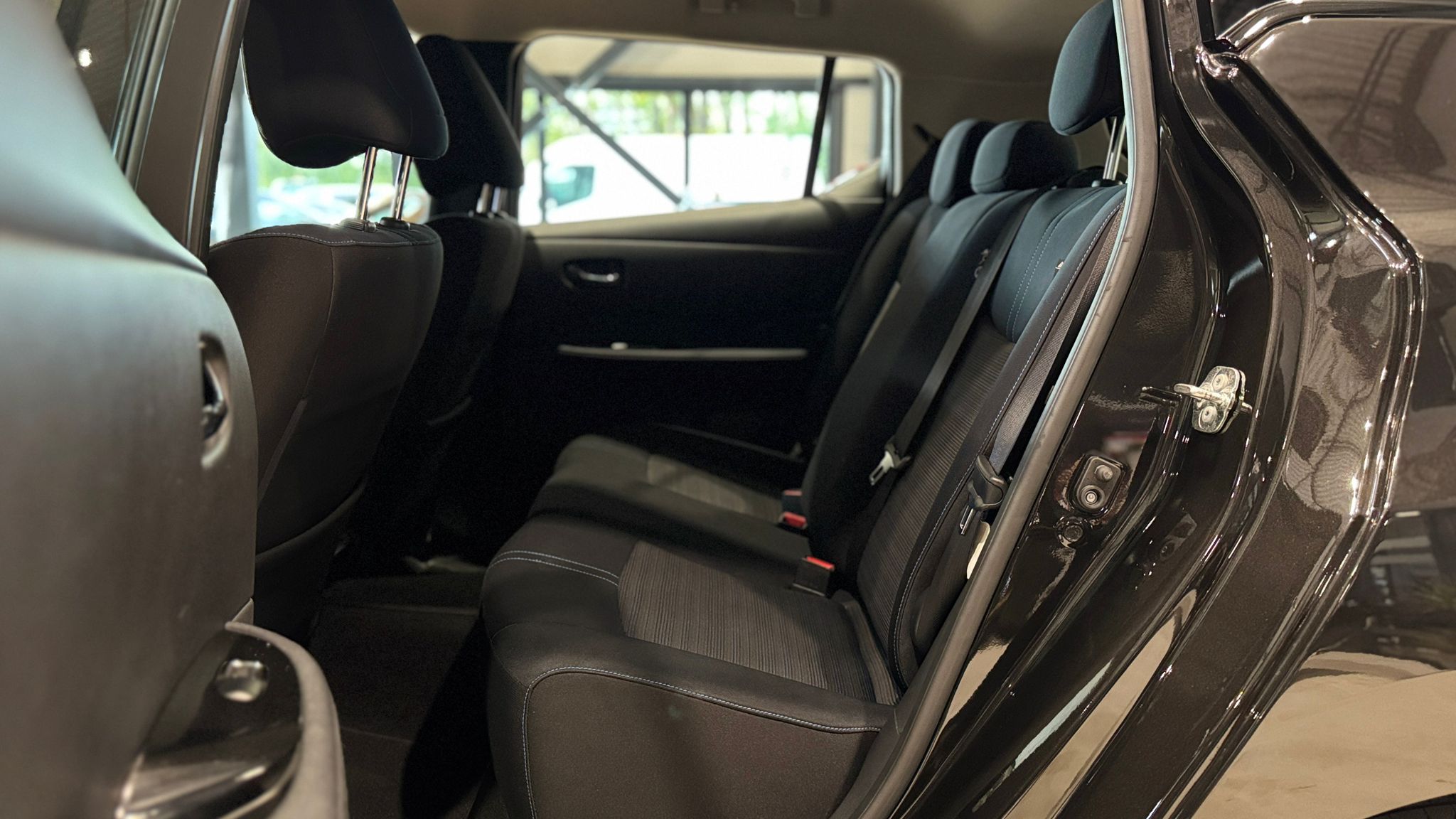 Car image 19
