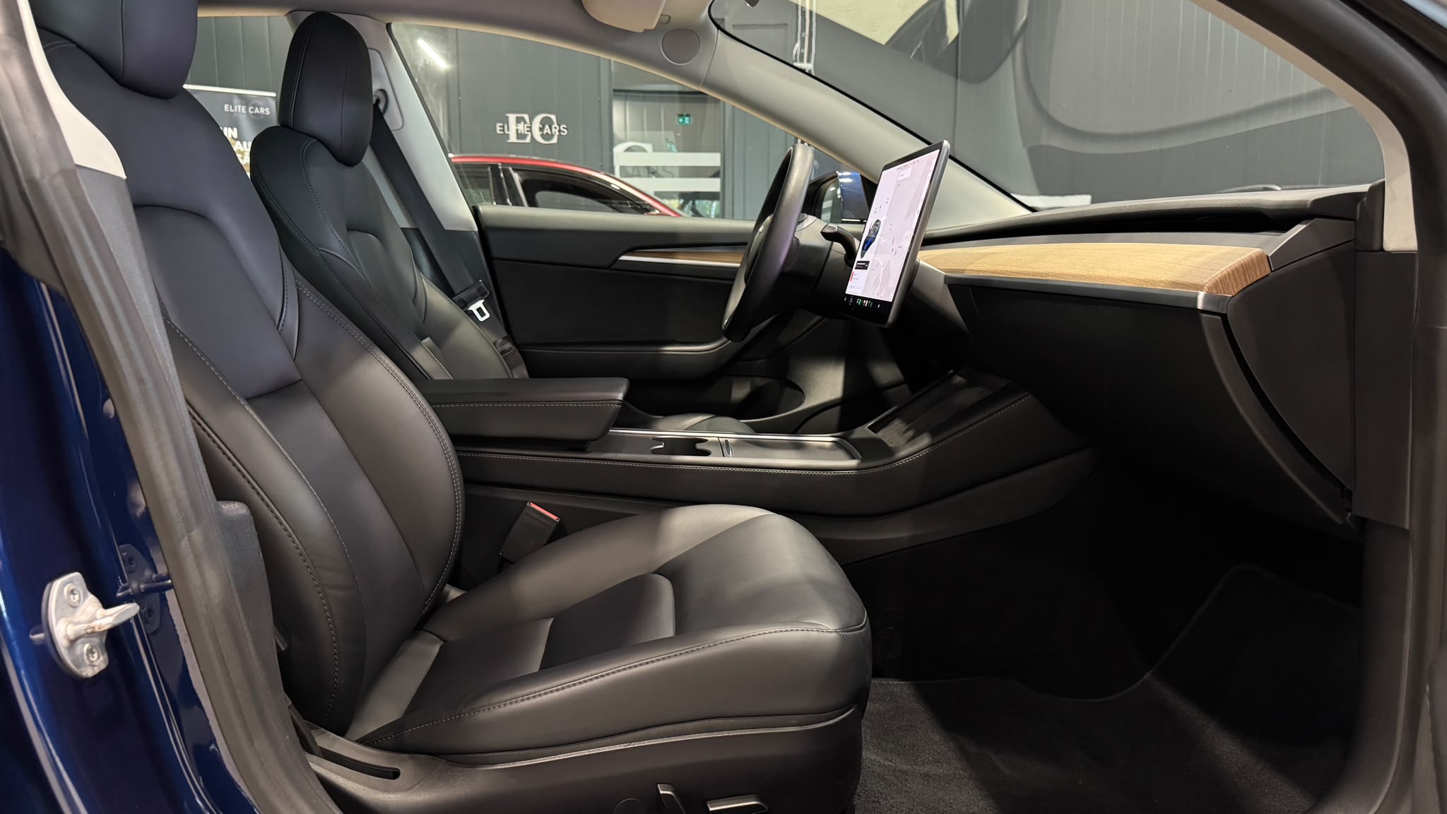 Car image 13