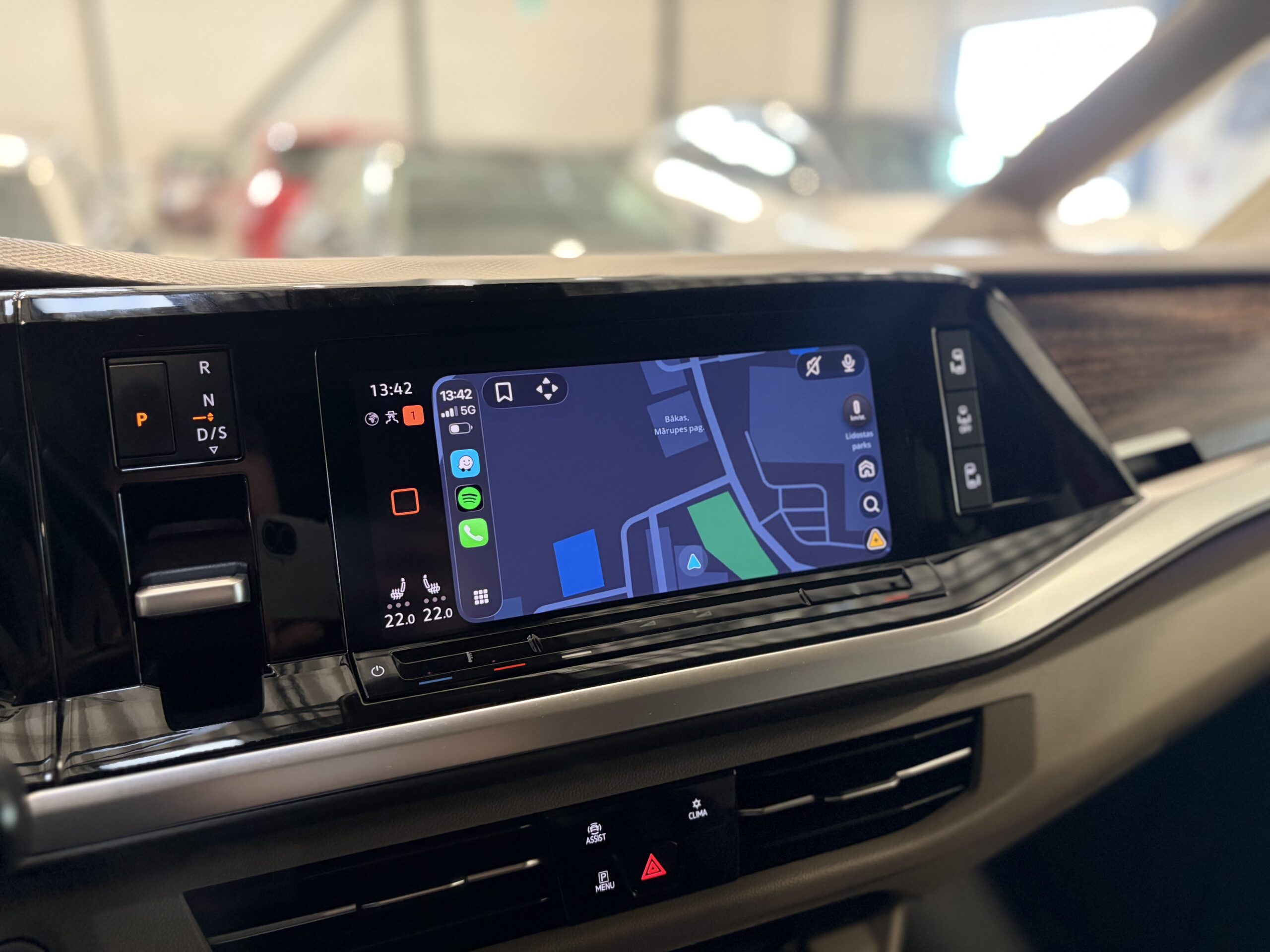 Car image 12