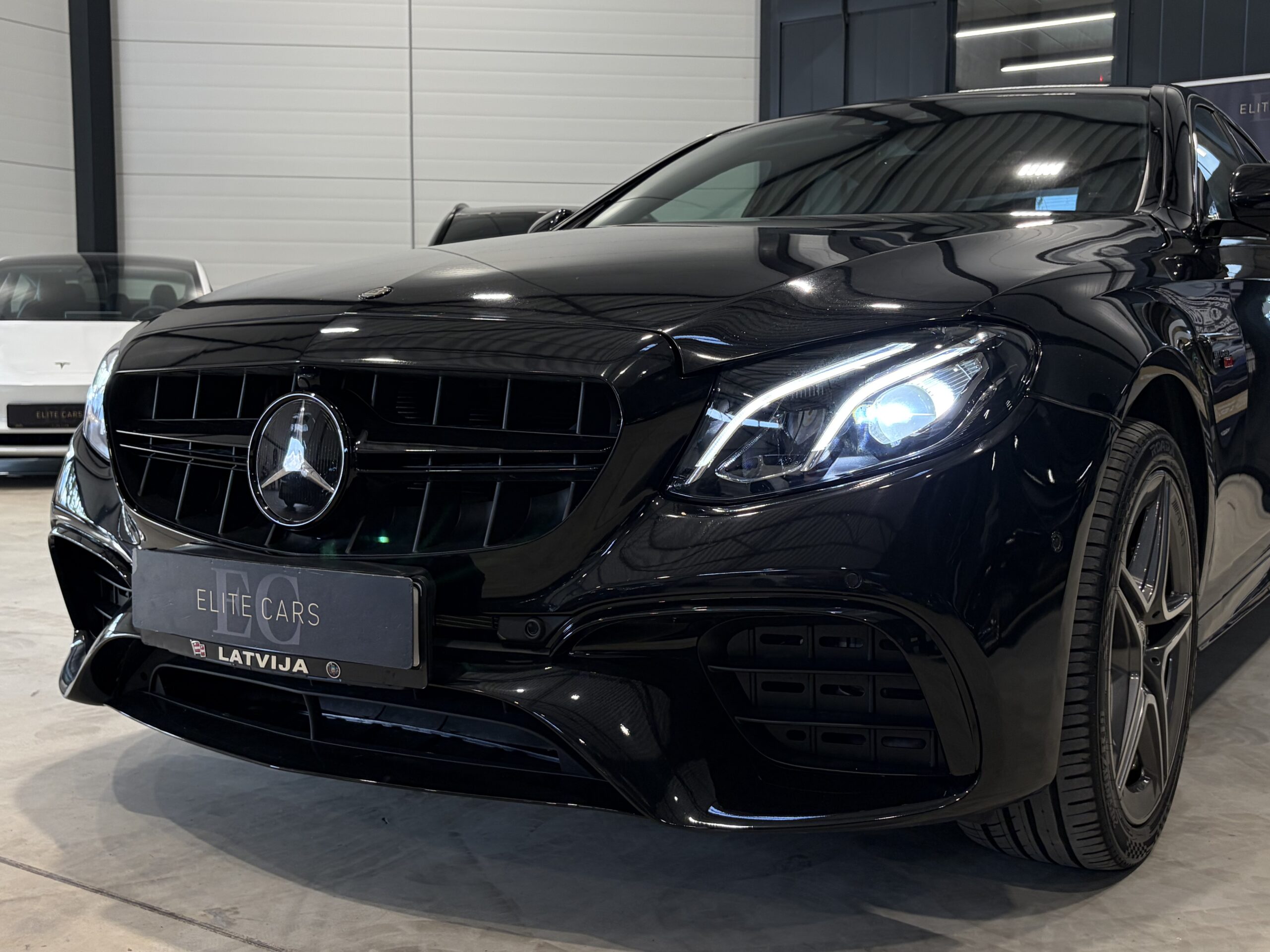 Car image 30