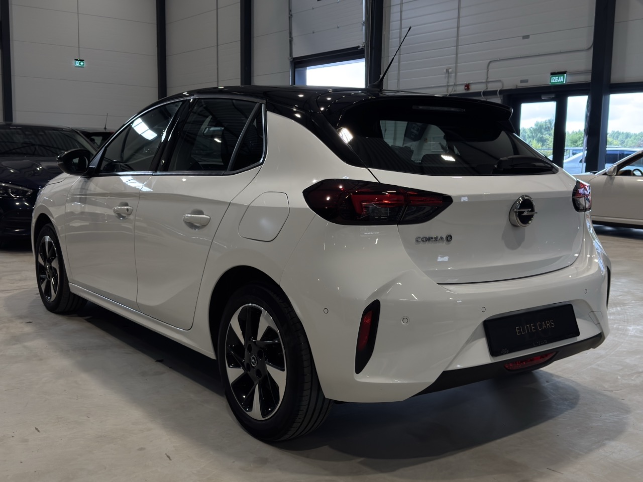 Car image 4