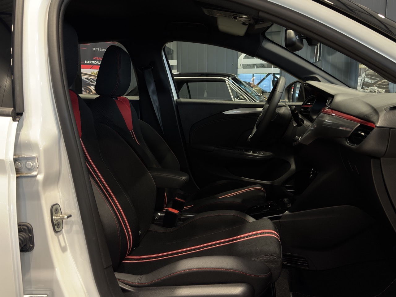 Car image 11