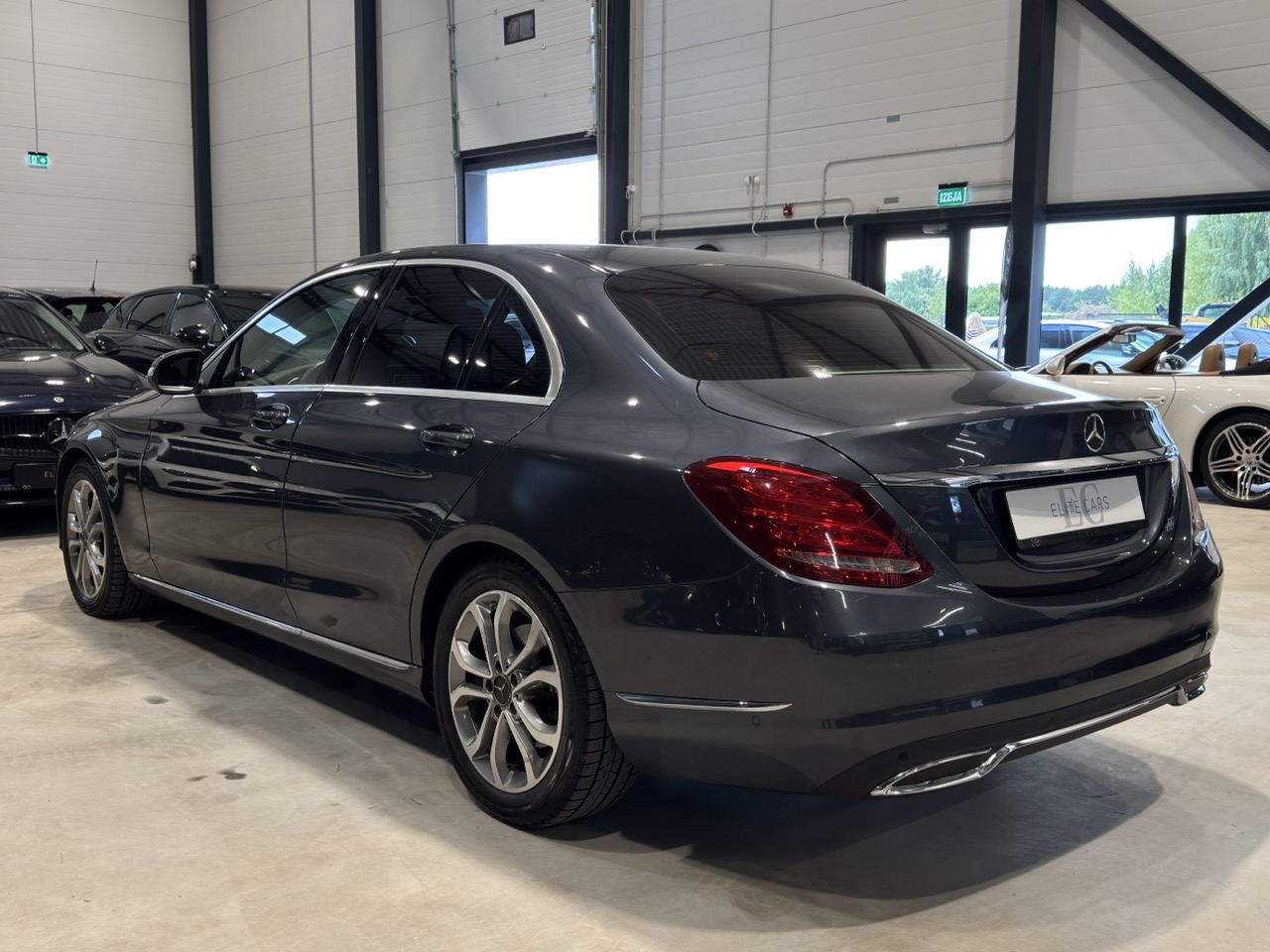 Car image 4