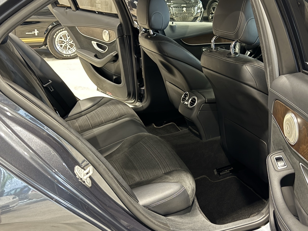 Car image 25