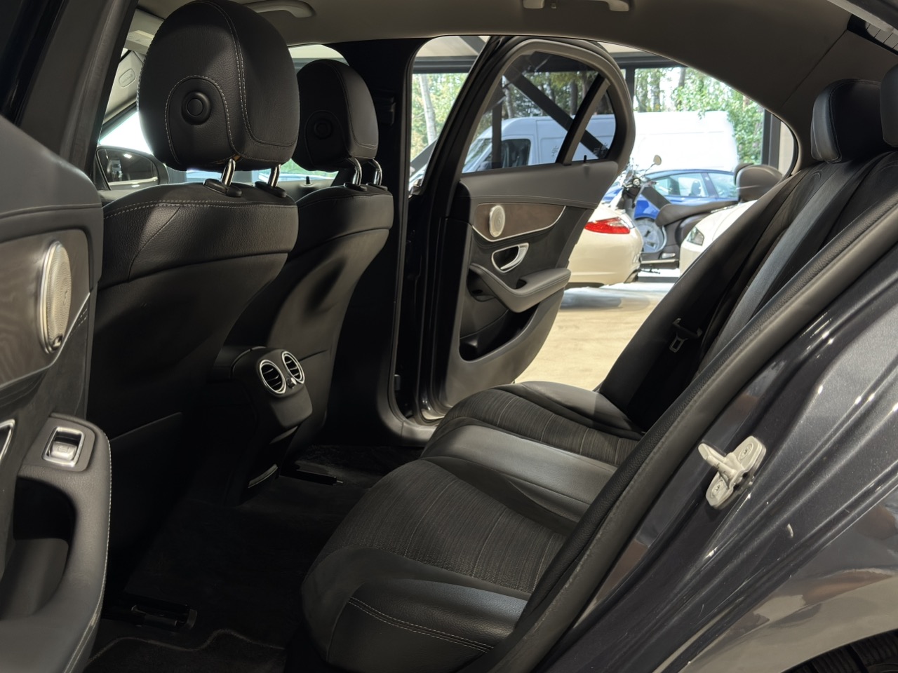 Car image 28