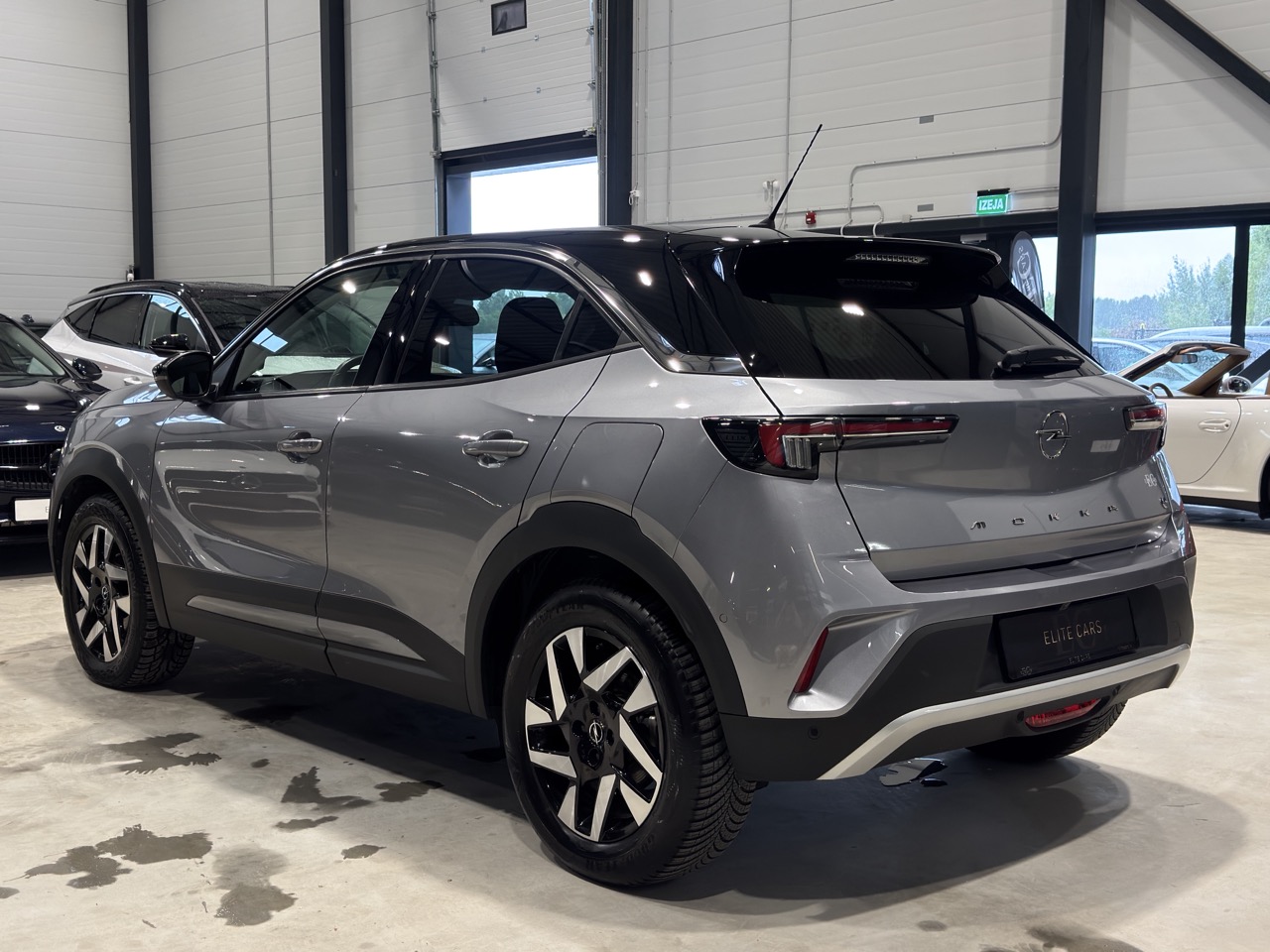 Car image 4