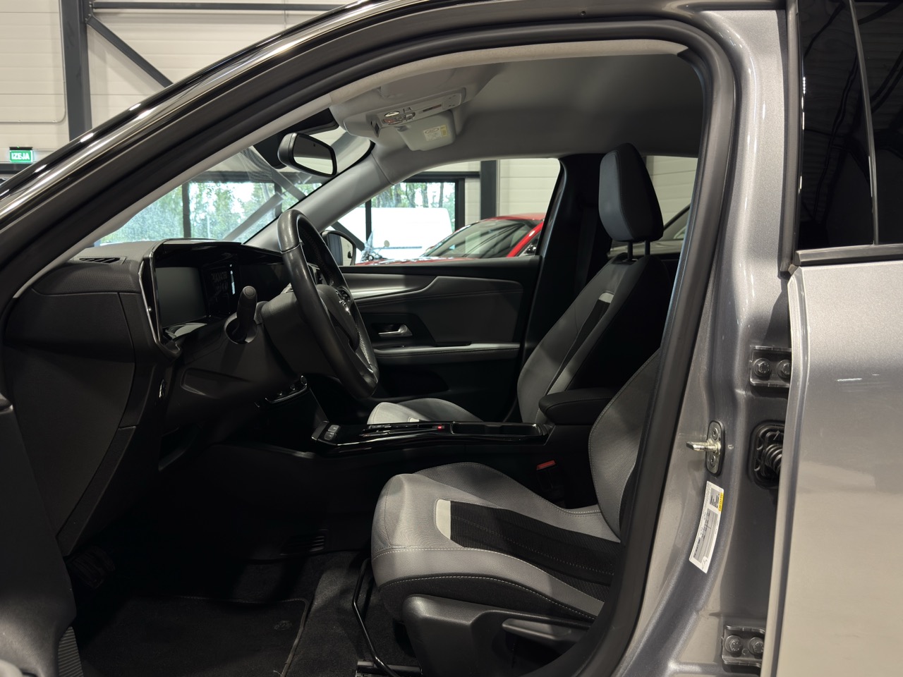 Car image 9