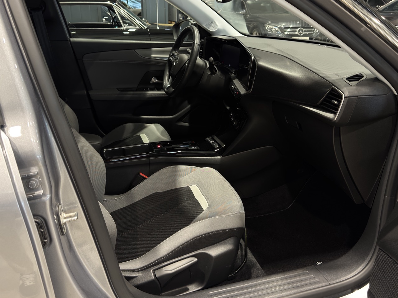 Car image 11