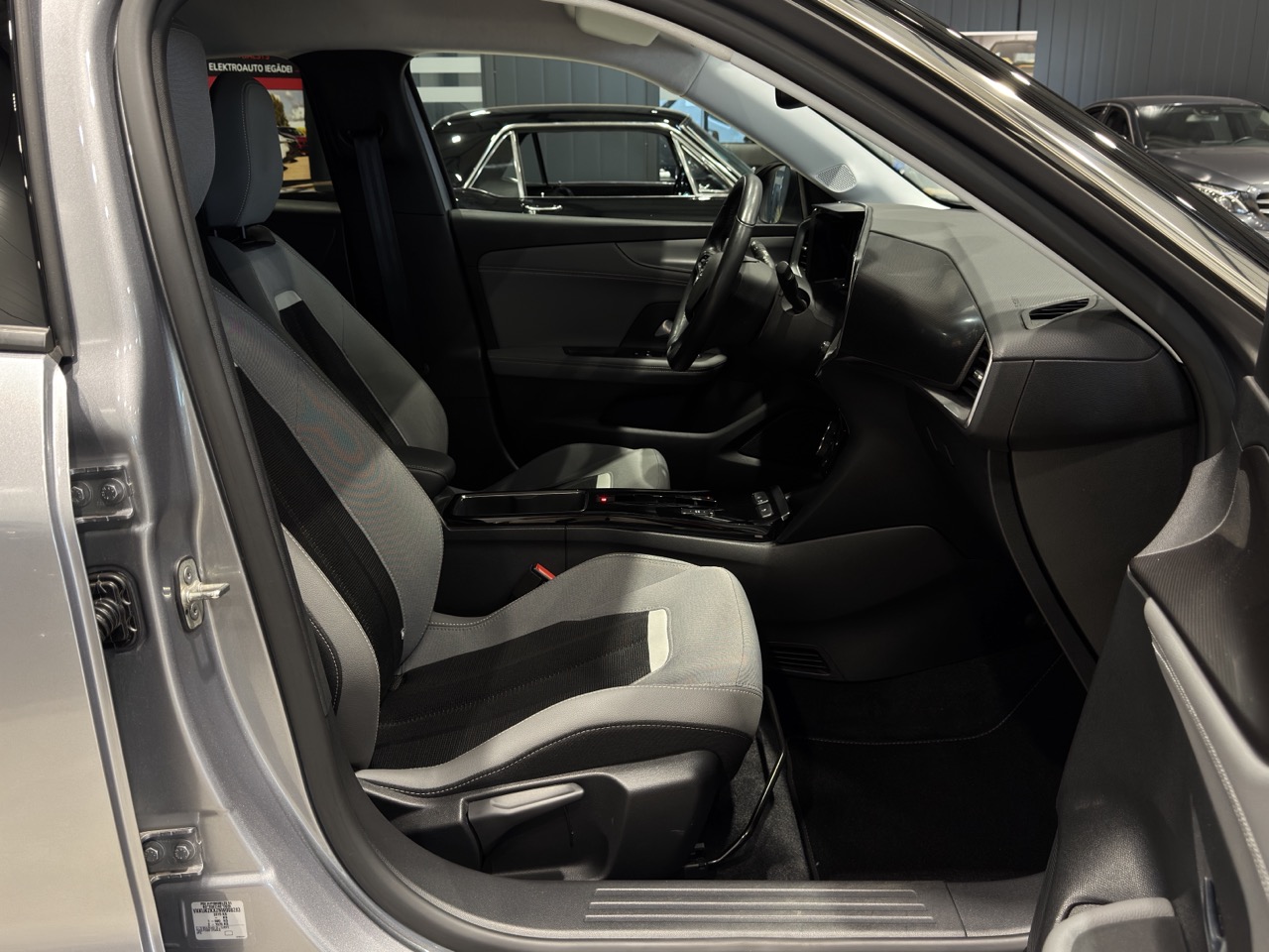 Car image 12