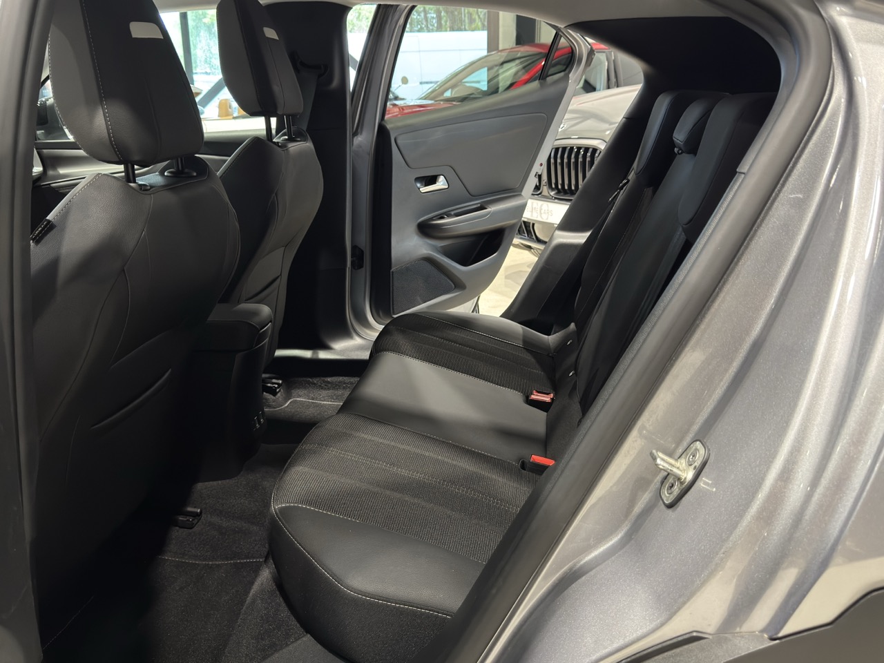 Car image 14