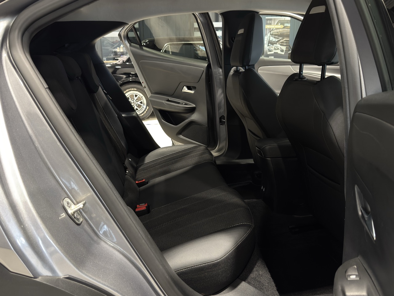 Car image 16