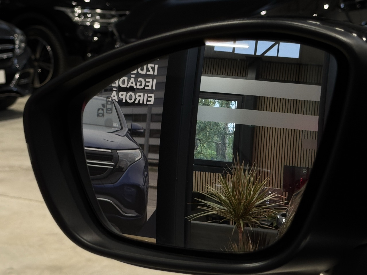 Car image 27