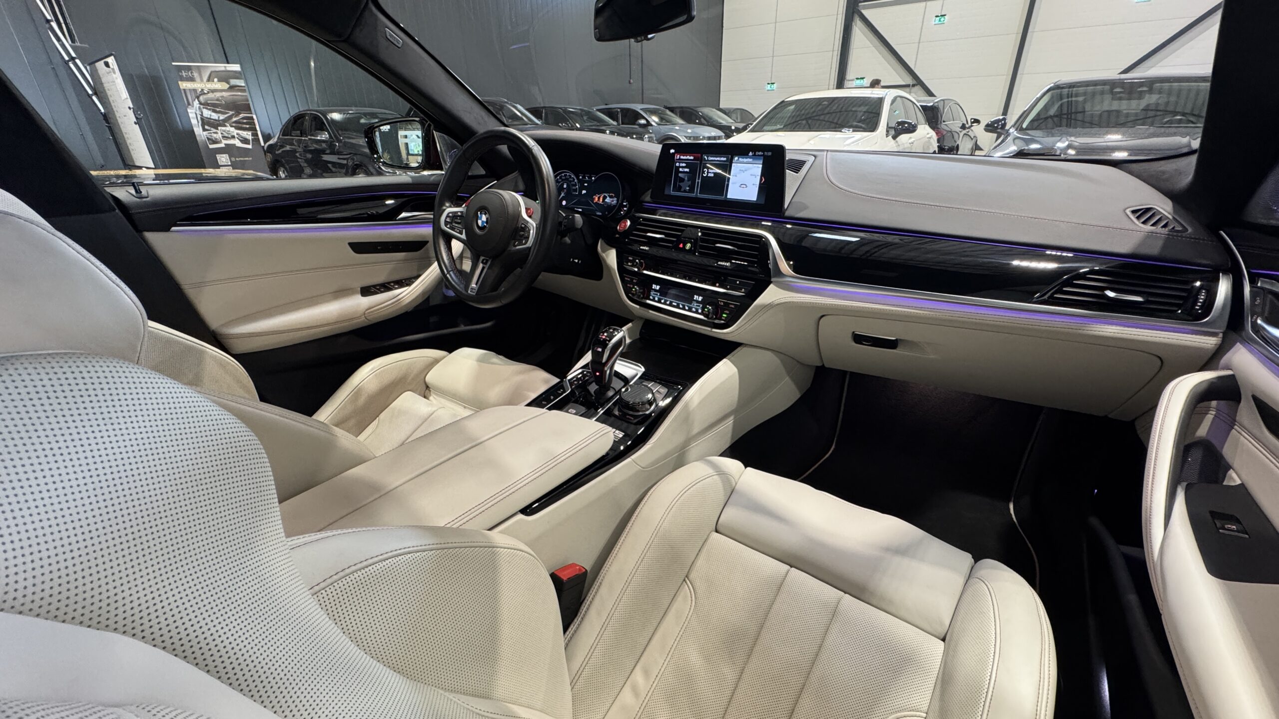 Car image 14