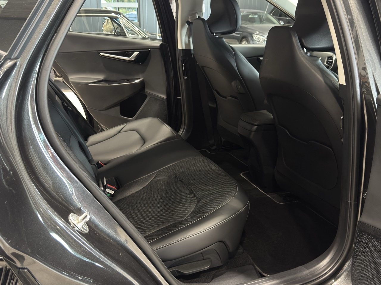 Car image 30