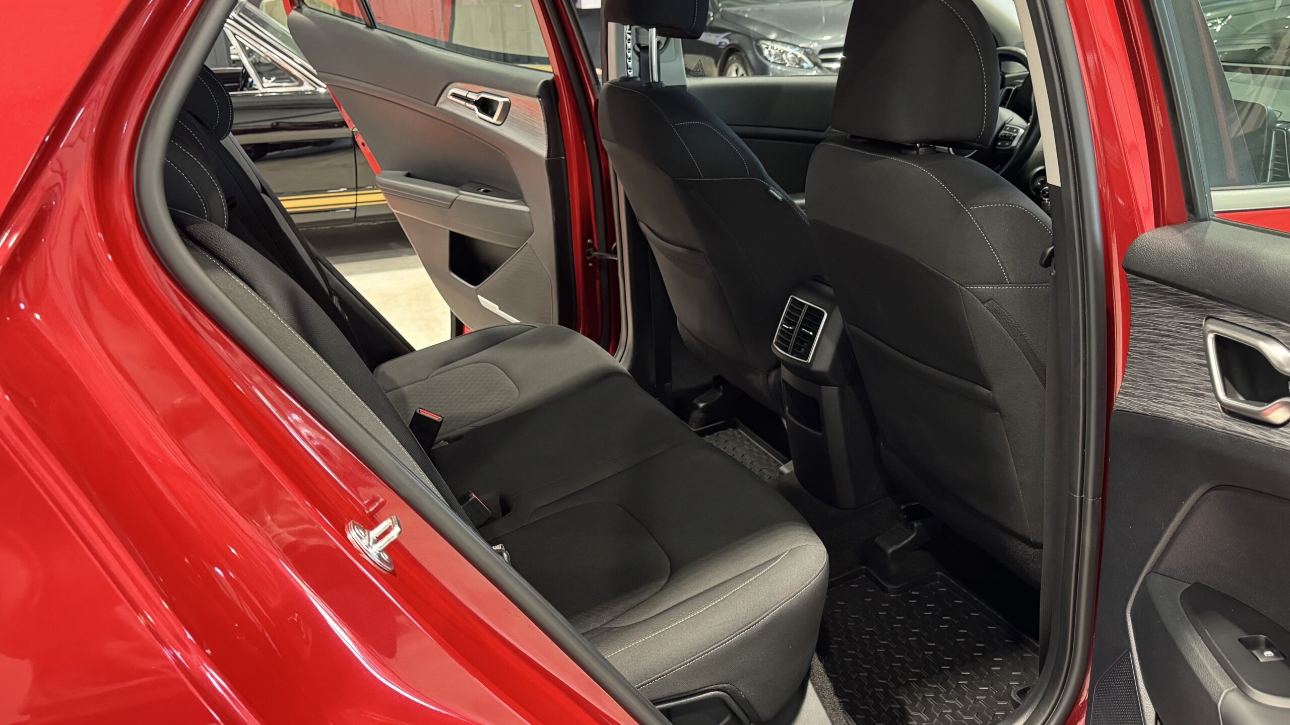 Car image 10