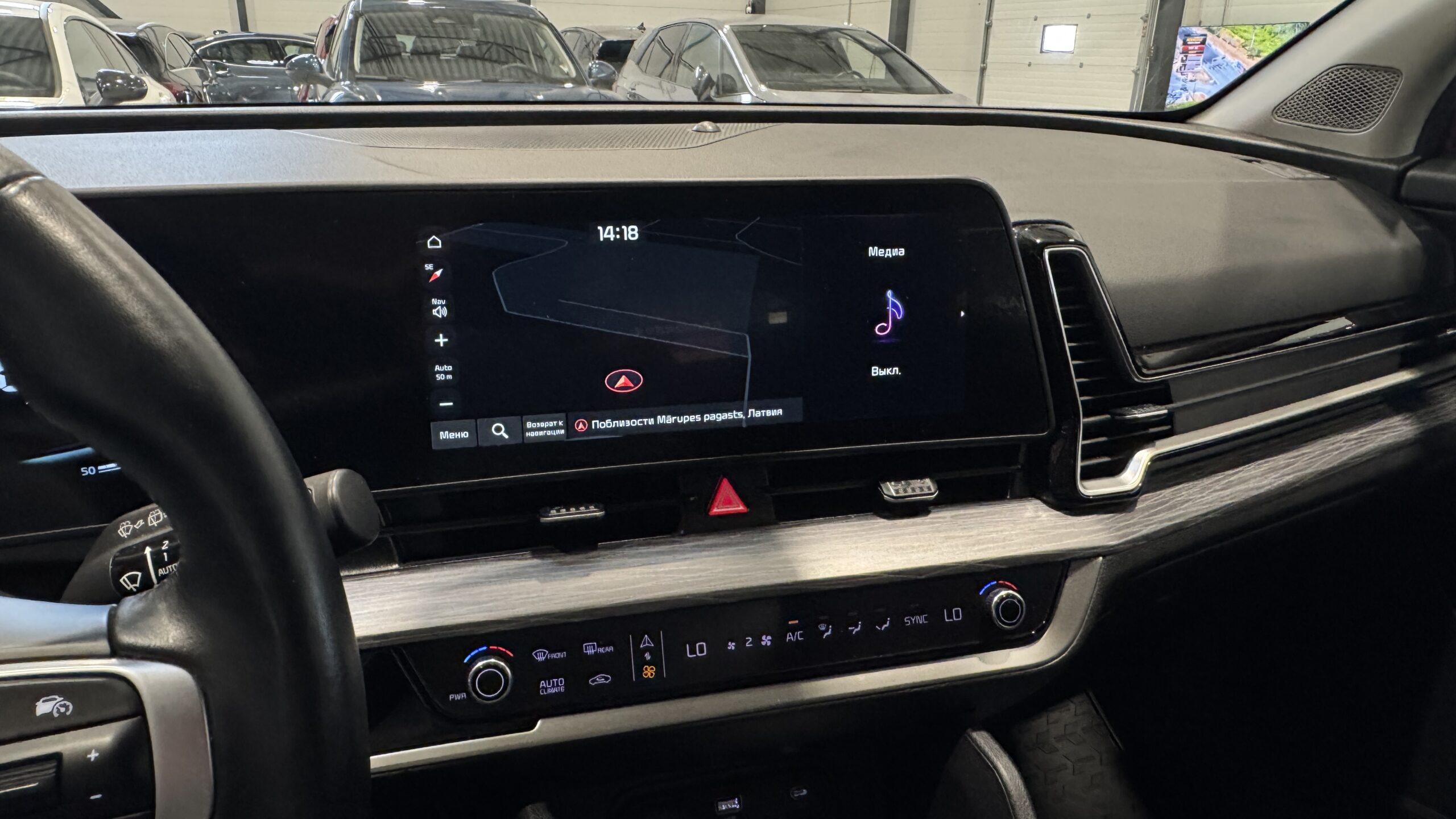 Car image 18
