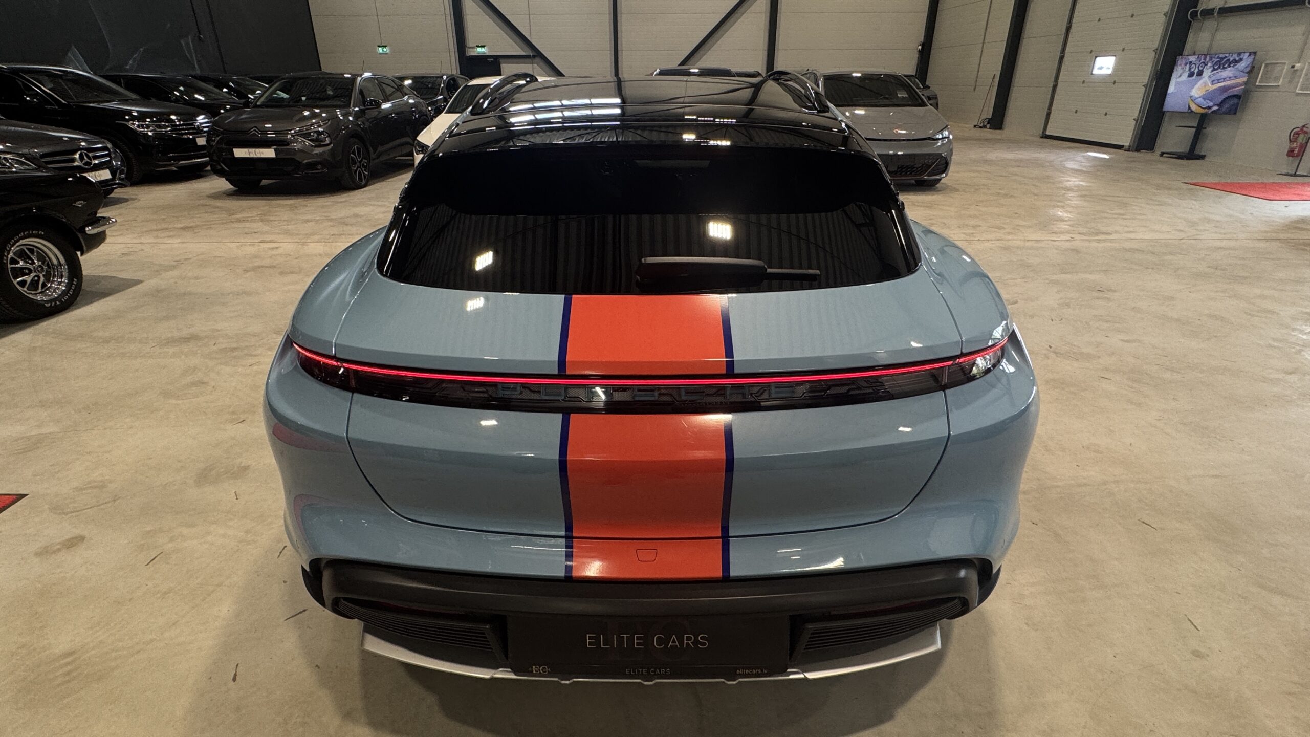 Car image 10