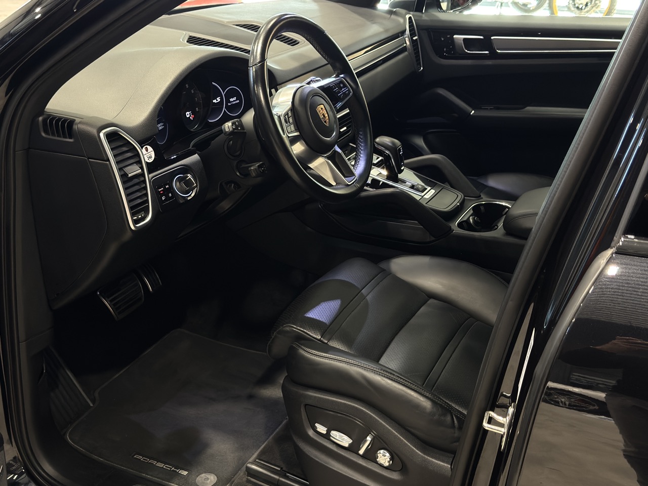 Car image 9