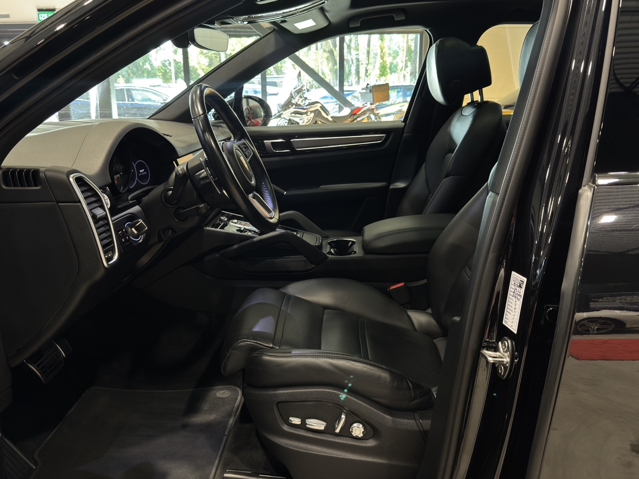 Car image 10