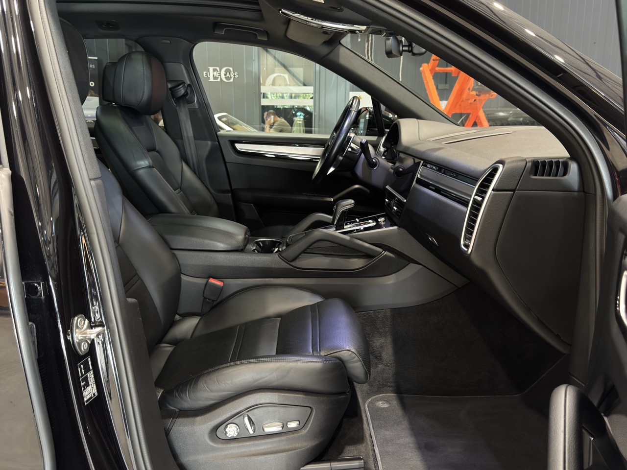 Car image 14