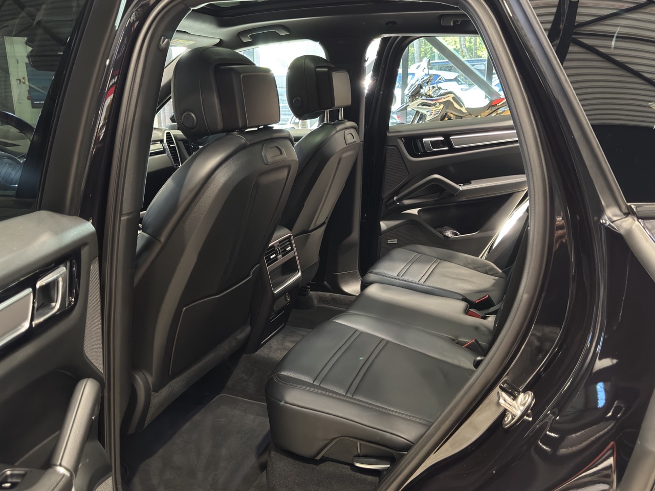 Car image 27