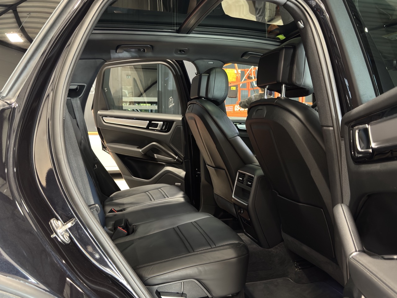 Car image 30