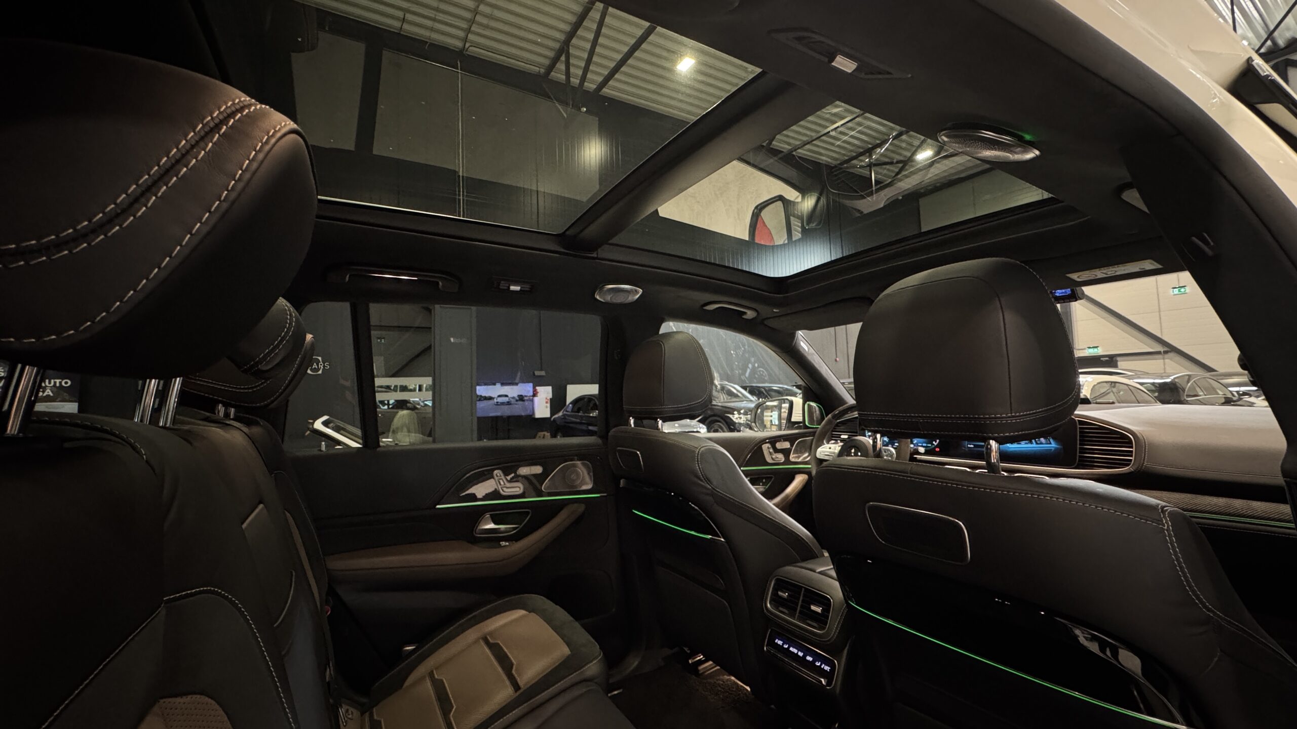 Car image 19