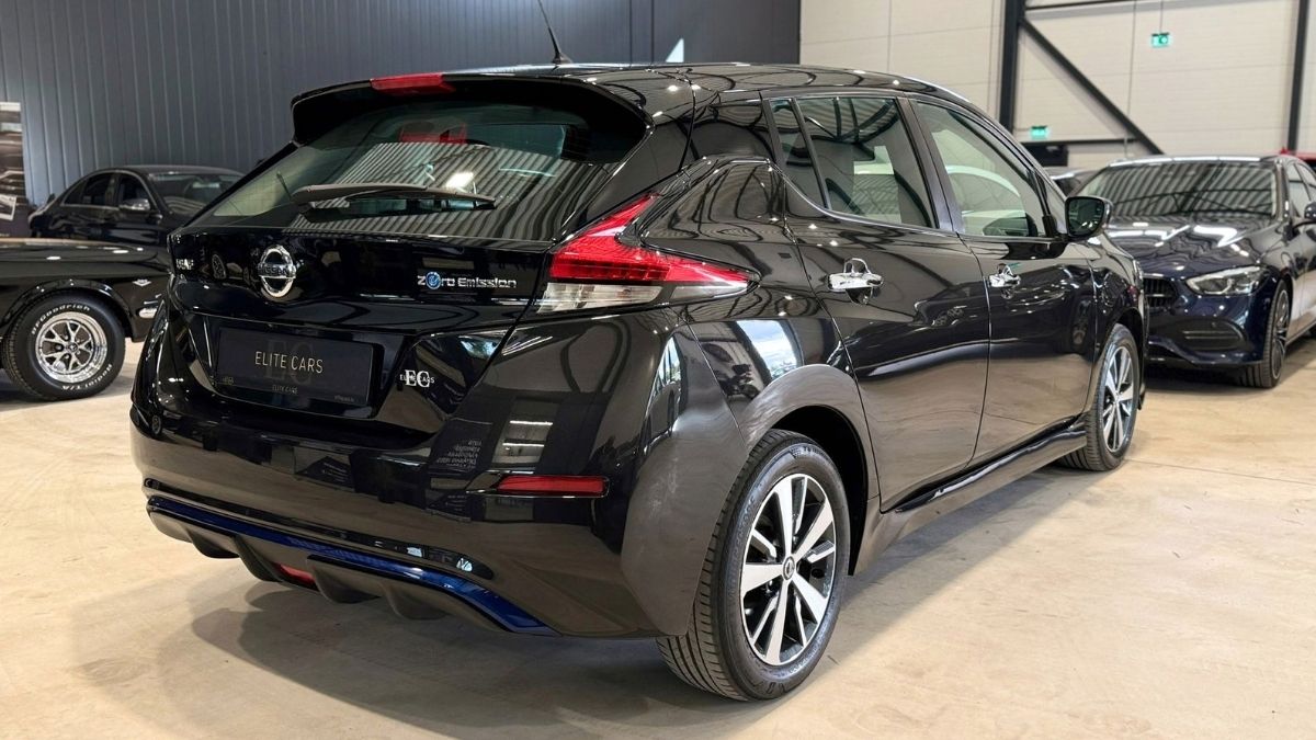 Nissan LEAF hečbeks