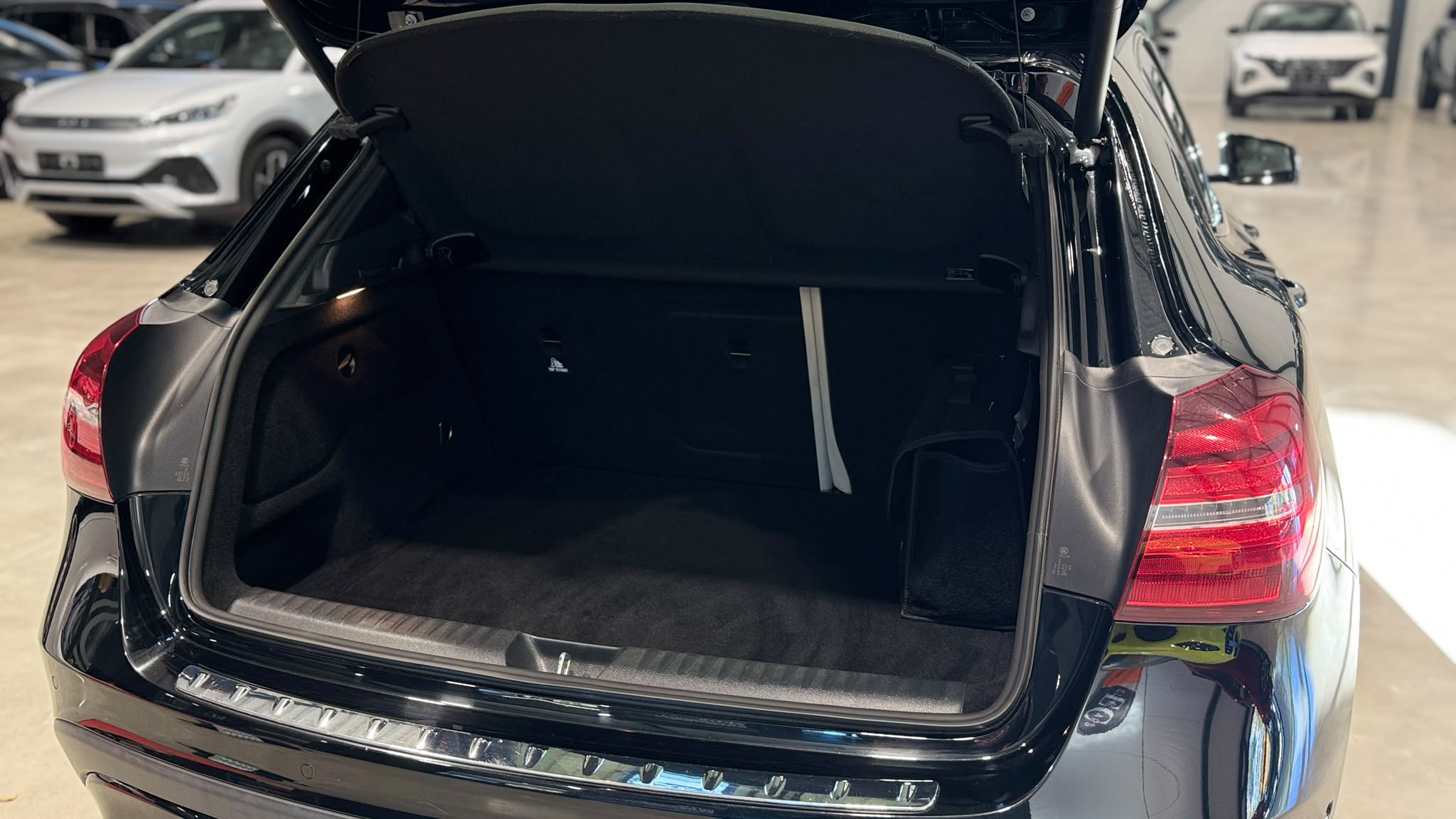 Car image 18