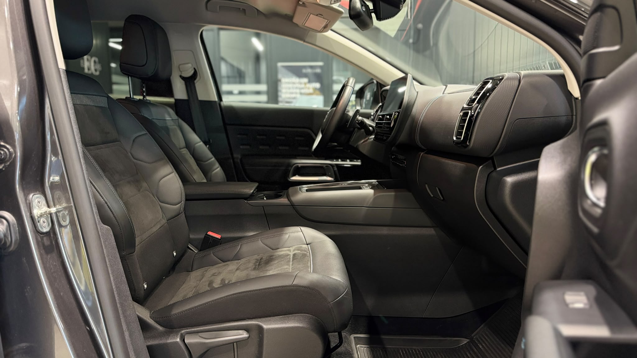 Car image 17