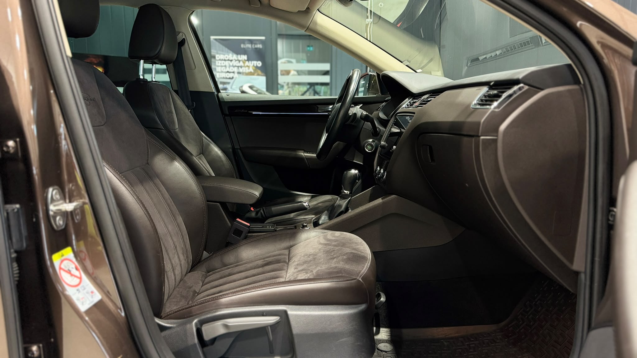 Car image 17