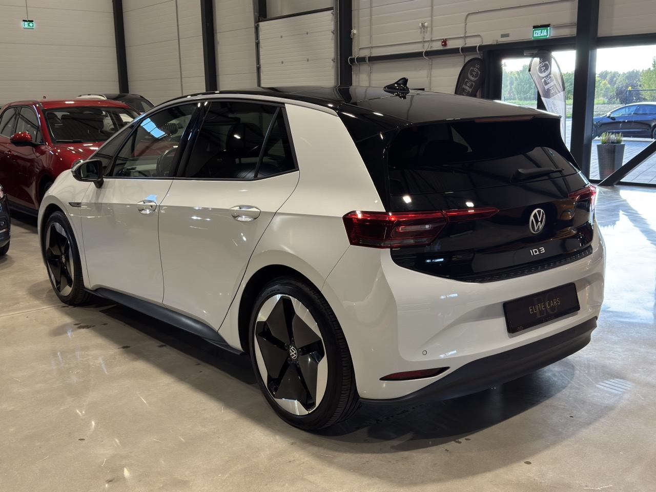 Car image 3
