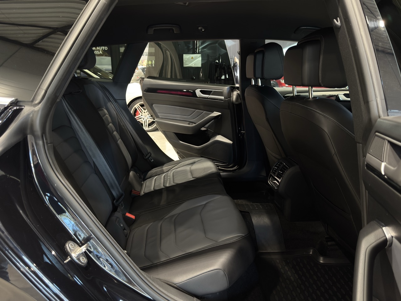 Car image 30