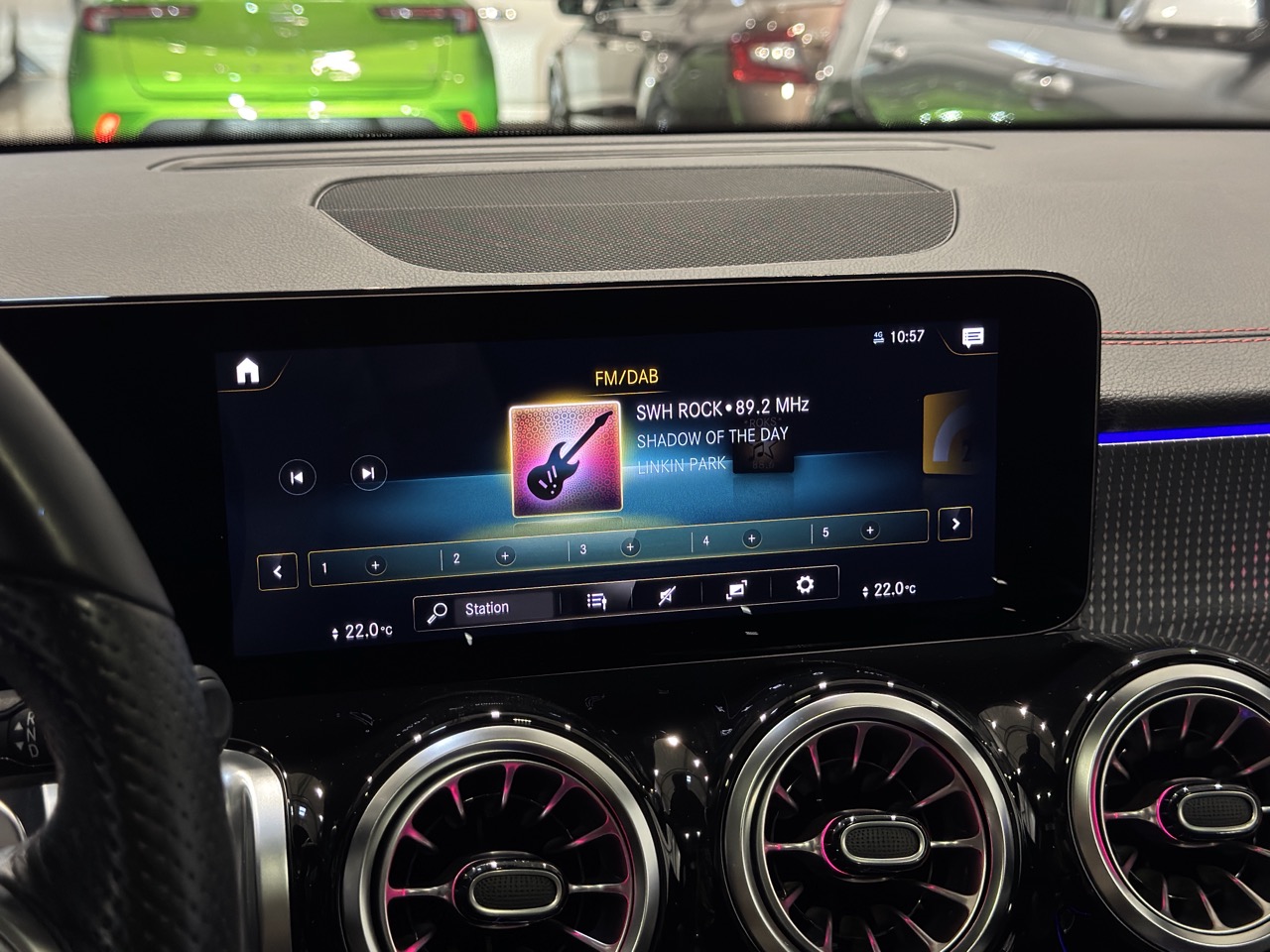 Car image 16