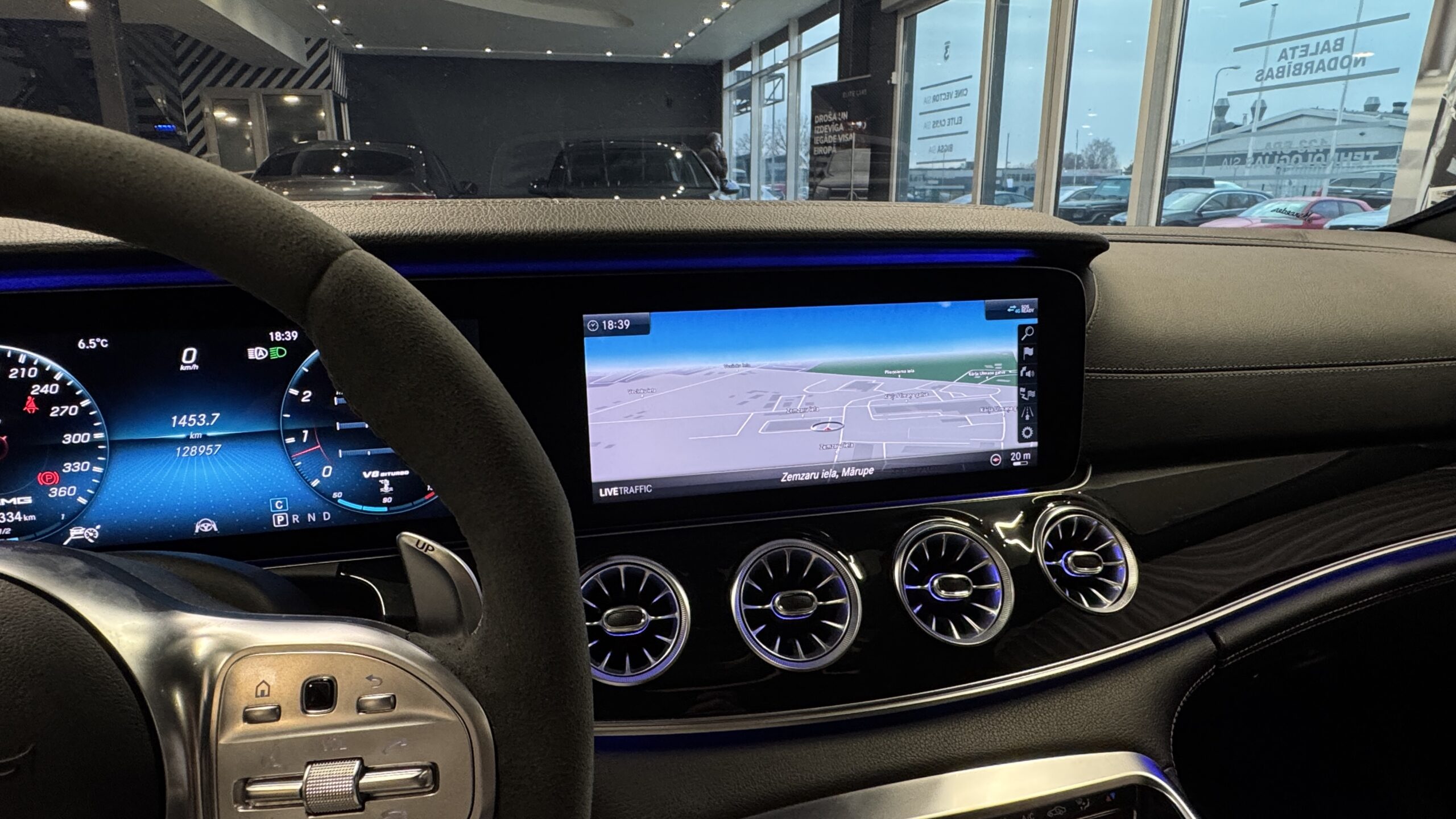 Car image 18