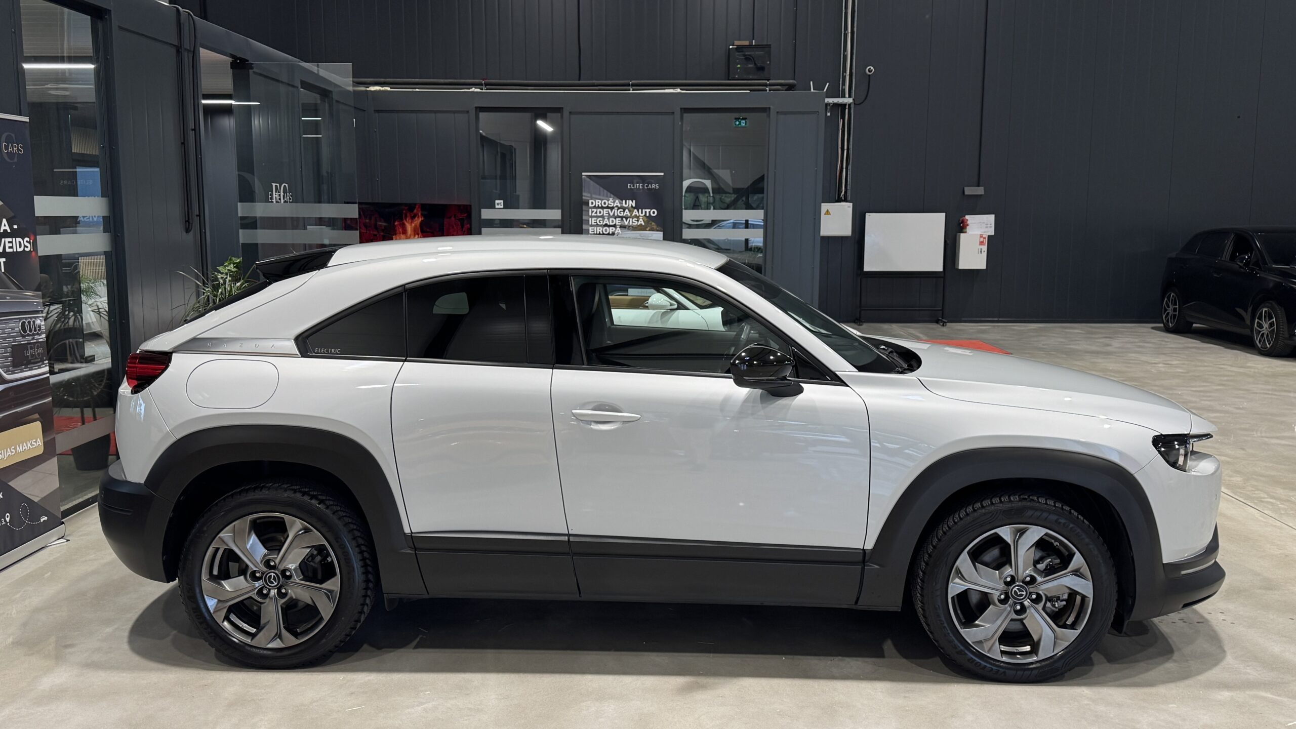 Car image 9
