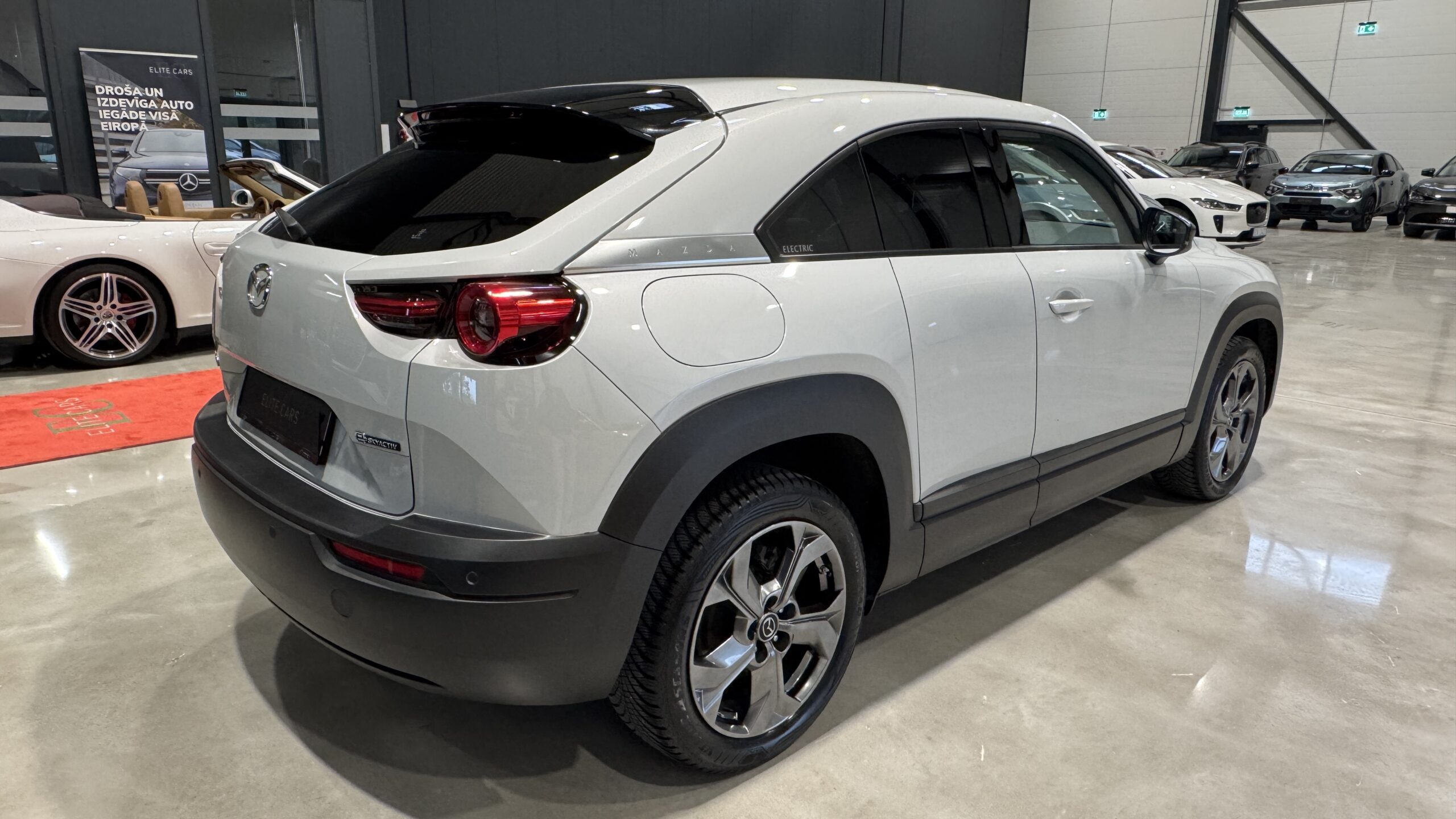 Car image 8